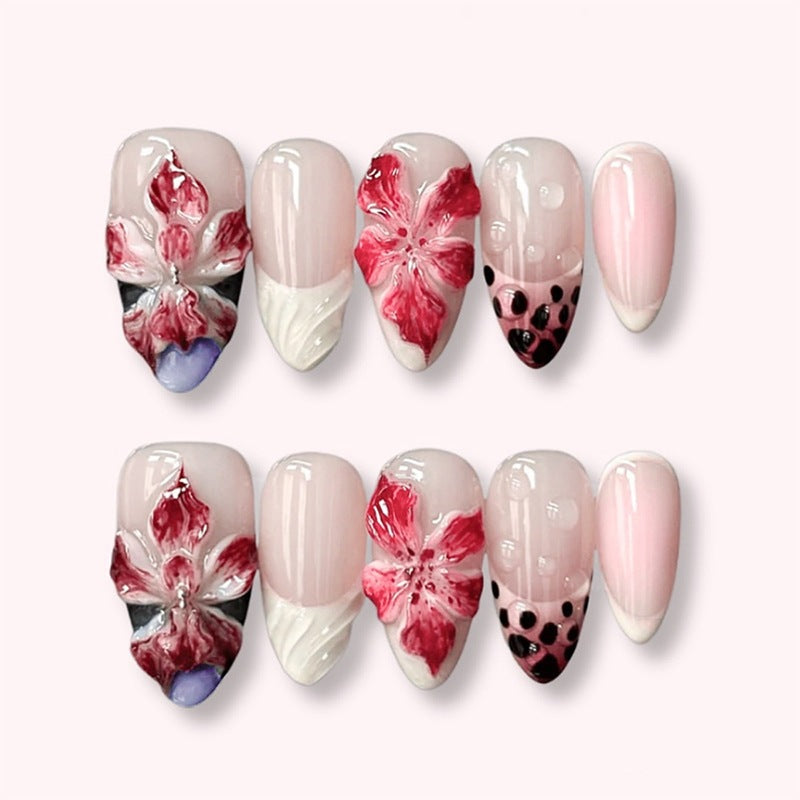 Kunstnagelset mit glamourösen Tierdruck und eleganten Akzenten Karnz