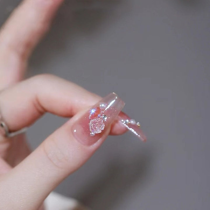 Kunstfingernägel mit Herz-Design und Glitzerakzenten Karnz