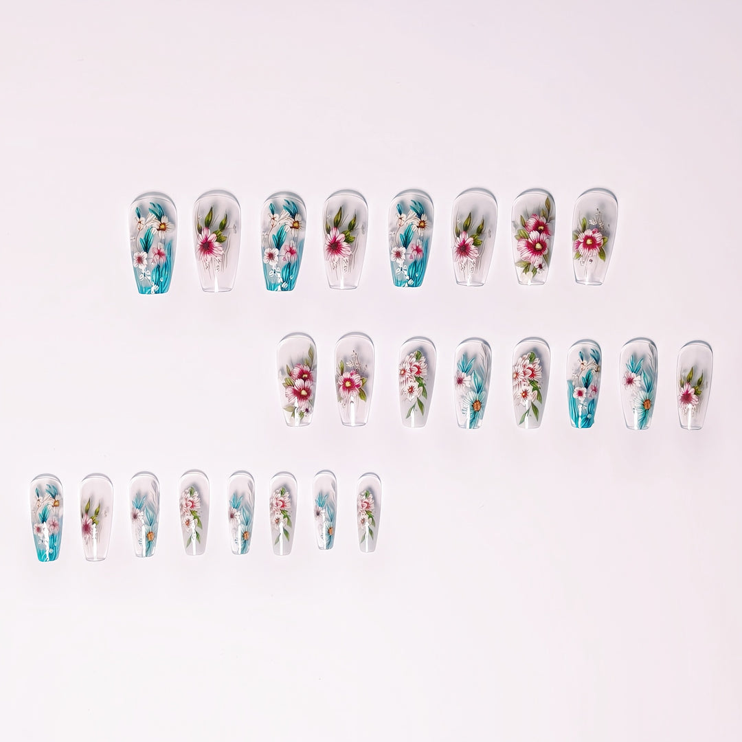 Kunstnageldesign mit Floralen Akzenten Karnz