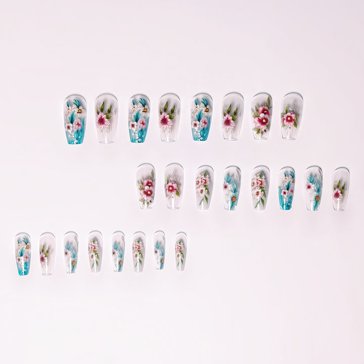 Kunstnageldesign mit Floralen Akzenten Karnz