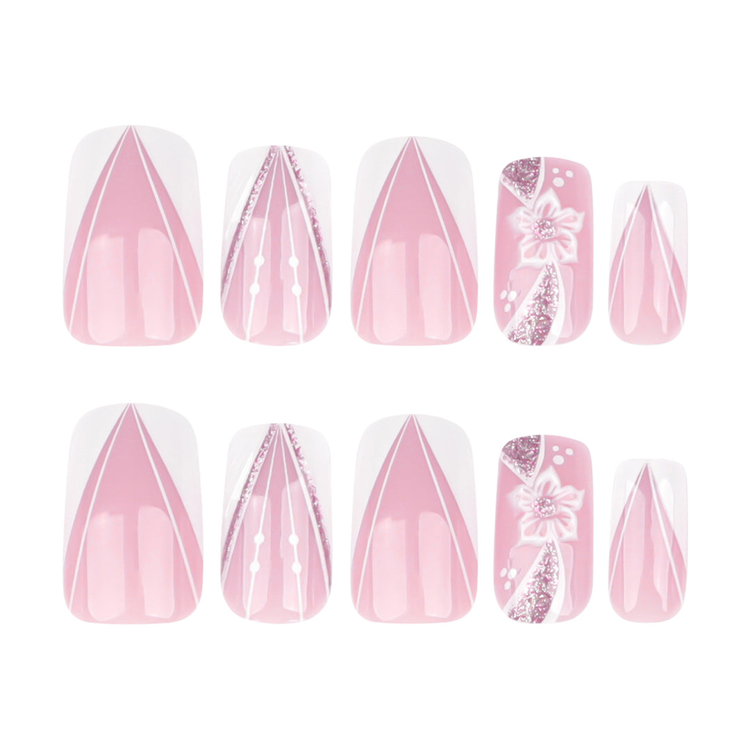 Kunstvolle Nailart mit floralem Design Karnz