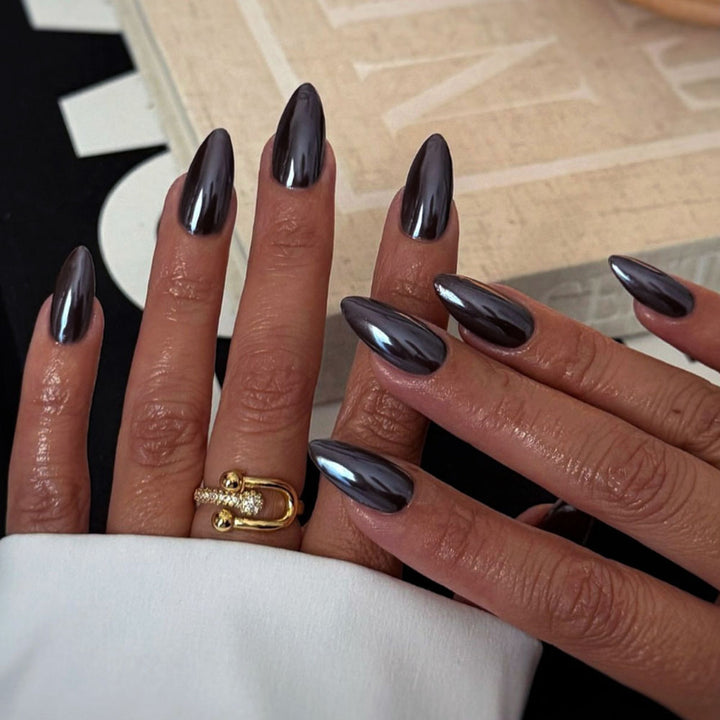 Glänzende Stiletto-Nagelverlängerungen
