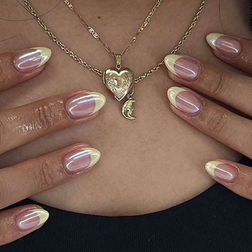 Elegante und raffinierte Nagelkunst mit schimmerndem French-Tip Karnz