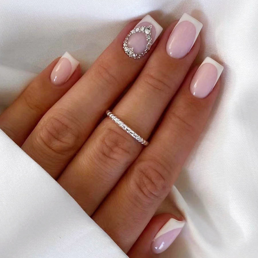 Kunstnagelset mit Elegantem French Design und Strassverzierungen Karnz