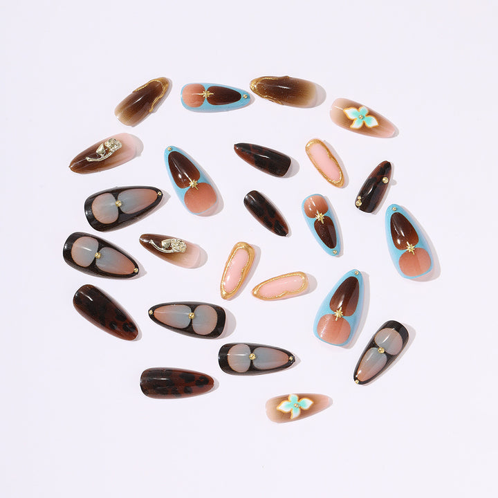 Kunstnagelset mit luxuriösem Gold-Design und floralen Akzenten Karnz