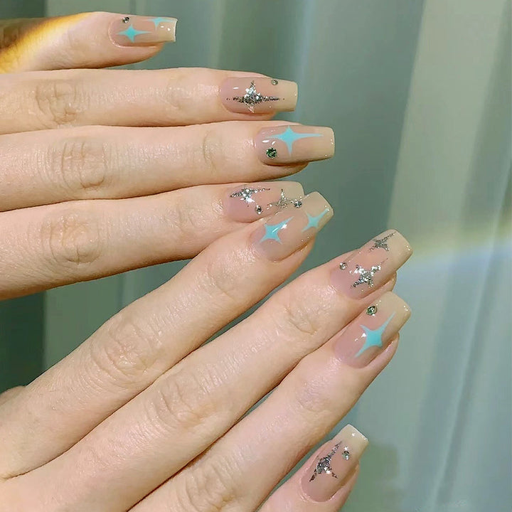 Kunstnagelset mit funkelnden Sternen- und Glitzerelementen Karnz