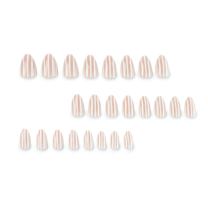 Stilvolle Nailart mit Eleganten Streifenmustern Karnz