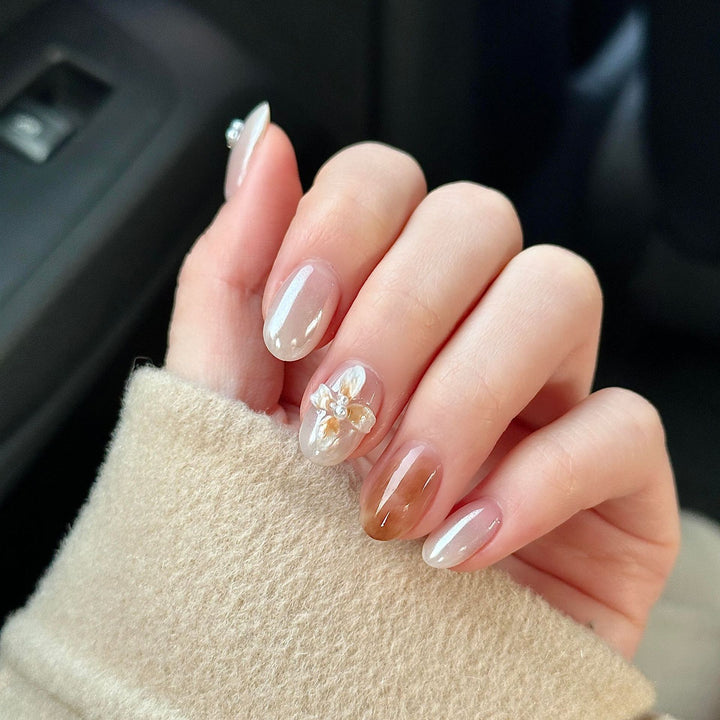 Kunstnägel mit Floralen Details und Glitzer Karnz