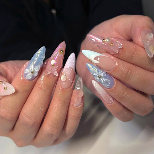 Kunstvolle Stiletto-Nägel mit zarten Blumen- und Glitzerverzierungen Karnz