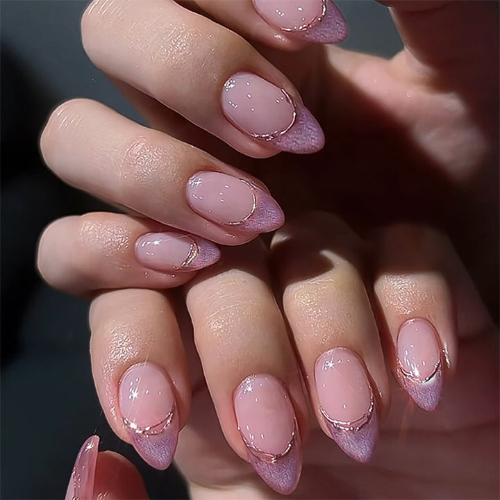 Kunstvolle Stiletto-Nägel mit Glitzer- und Ombre-Design Karnz