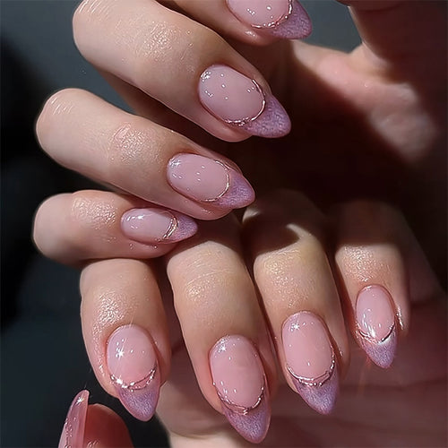 Kunstvolle Stiletto-Nägel mit Glitzer- und Ombre-Design Karnz