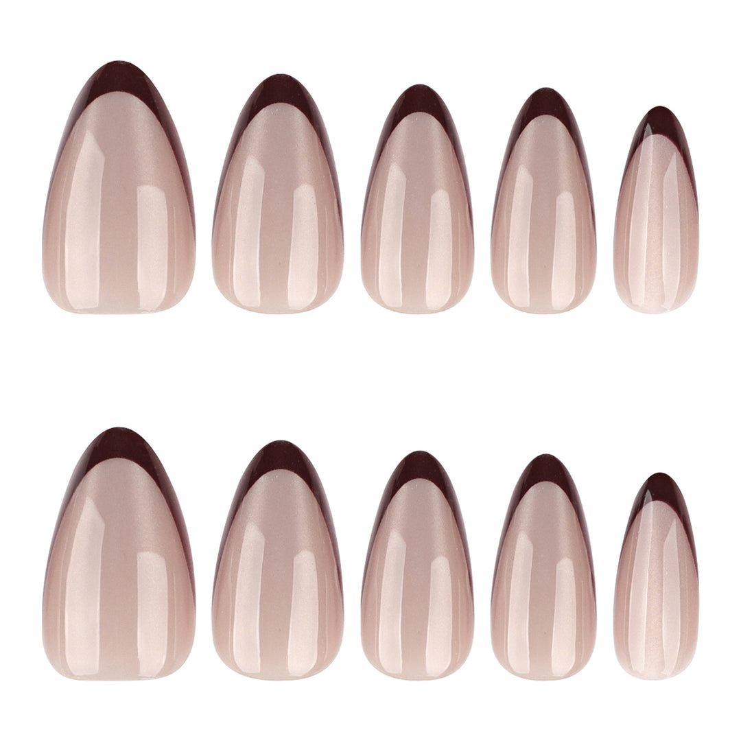 Künstliche Nagelkunst mit elegantem French-Tip Karnz
