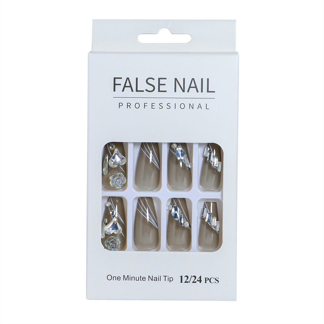 Dekorativer Press-On-Nagelset mit 3D-Akzenten Karnz