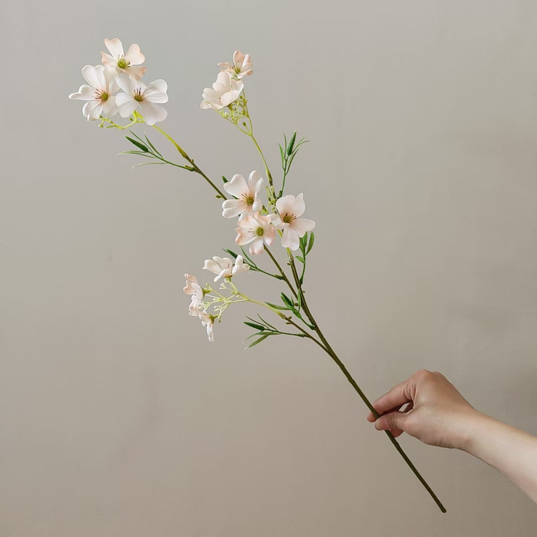Lebensnahe tropische Blumenstängel