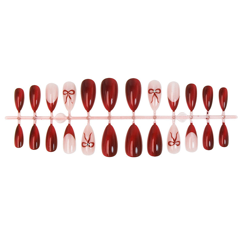 Kunstnagelset mit luxuriösen Ombre-Effekten und filigranen Schleifen Karnz