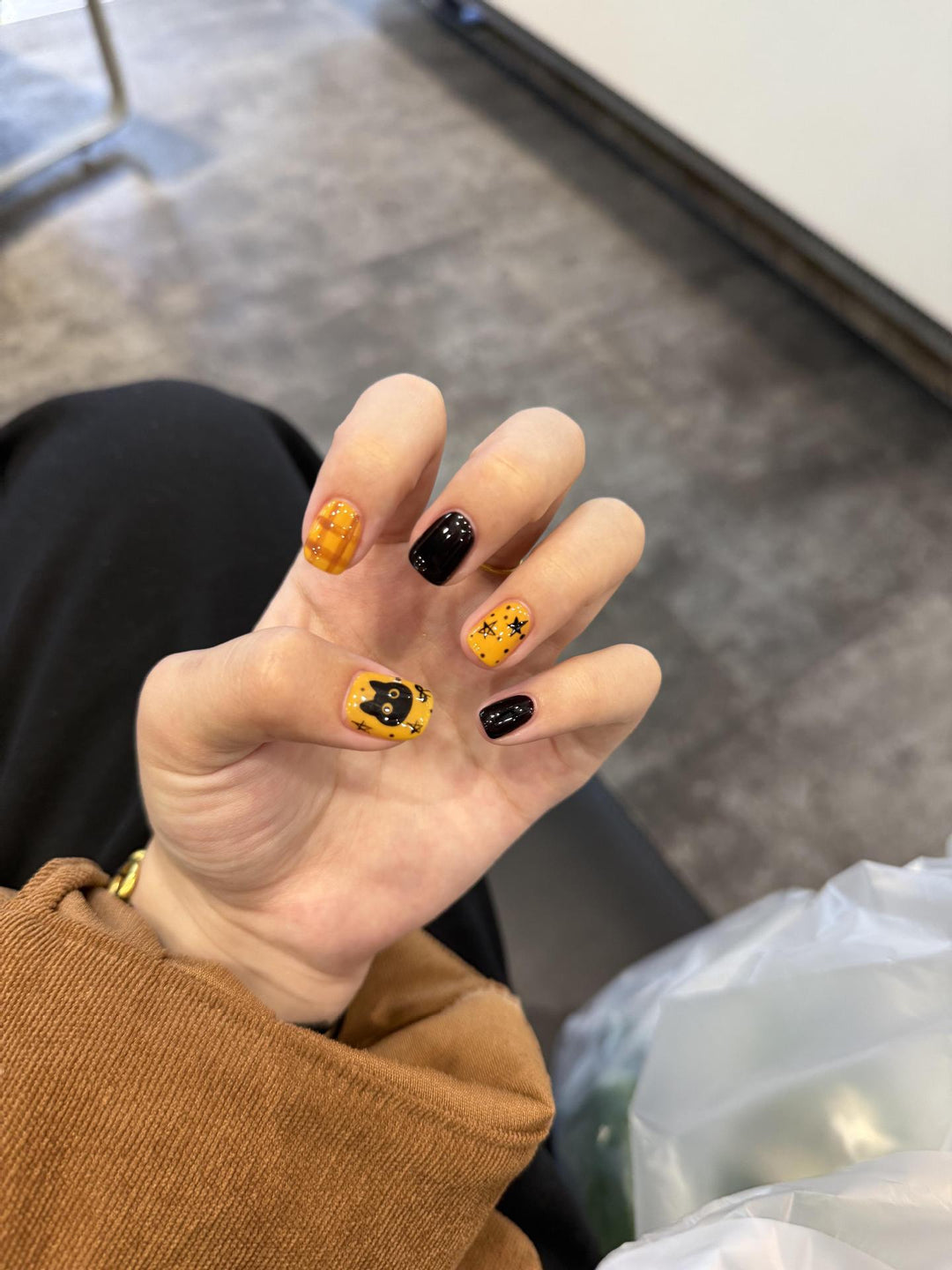 Kreative Nagelkunst mit Halloween-Motiv Karnz