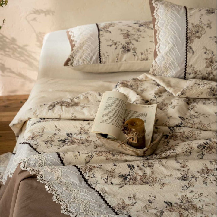 Gestepptes Baumwoll-Bettwäscheset mit Vintage-Blumenmuster und Spitzenbordüre