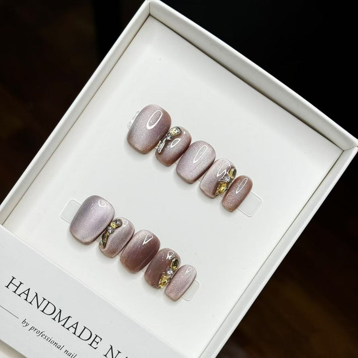 Handgemachtes Press-On-Nagelset mit eleganten Verzierungen