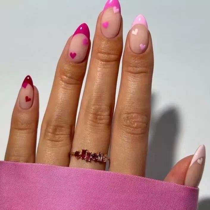 Kunstnagelset mit romantischen Herz-Designs Karnz
