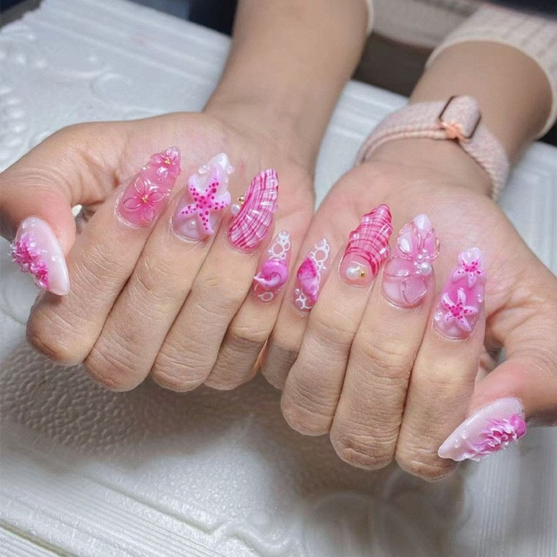 Kunstnagelset mit detailreichen 3D-Blumen und eleganten Akzenten Karnz