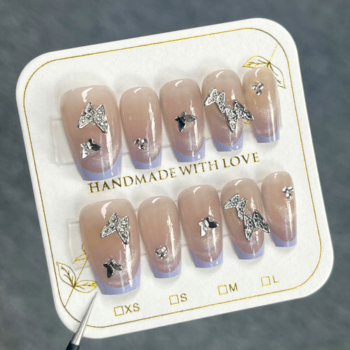 Künstliche Nagelverlängerungen mit Glitzerdesign und edlen Akzenten Karnz