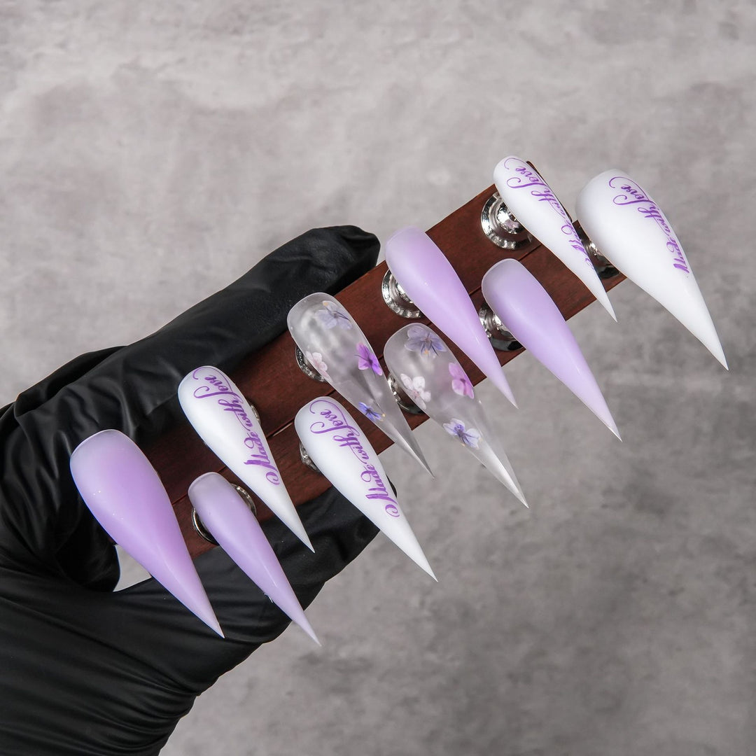Künstlerisches Stiletto Press-On Nagelset mit floralem Akzent