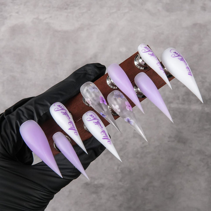 Künstlerisches Stiletto Press-On Nagelset mit floralem Akzent
