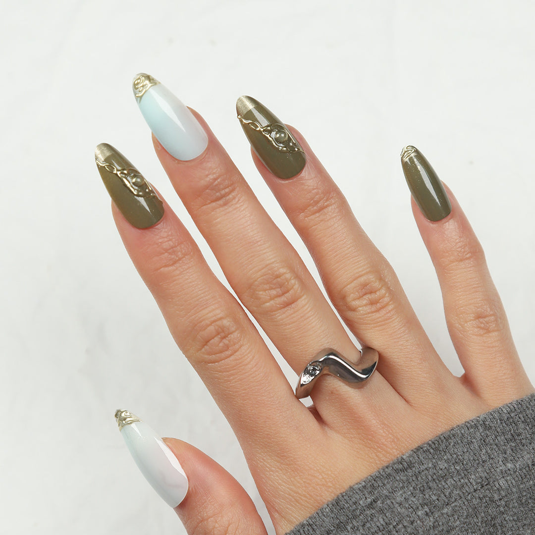 Elegante Stiletto Drucknägel mit goldenen Akzenten Karnz