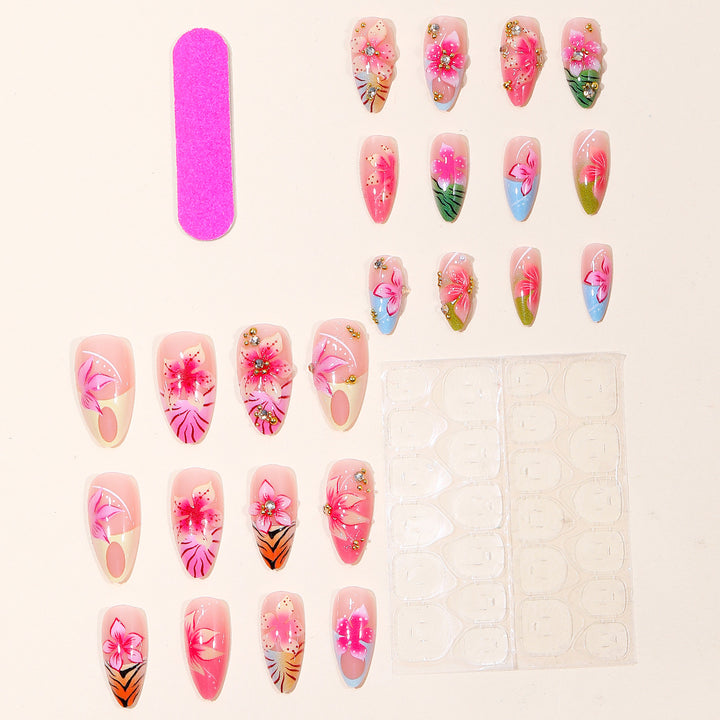 Verschnörkelte florale 3D-Nagelverlängerungen Karnz