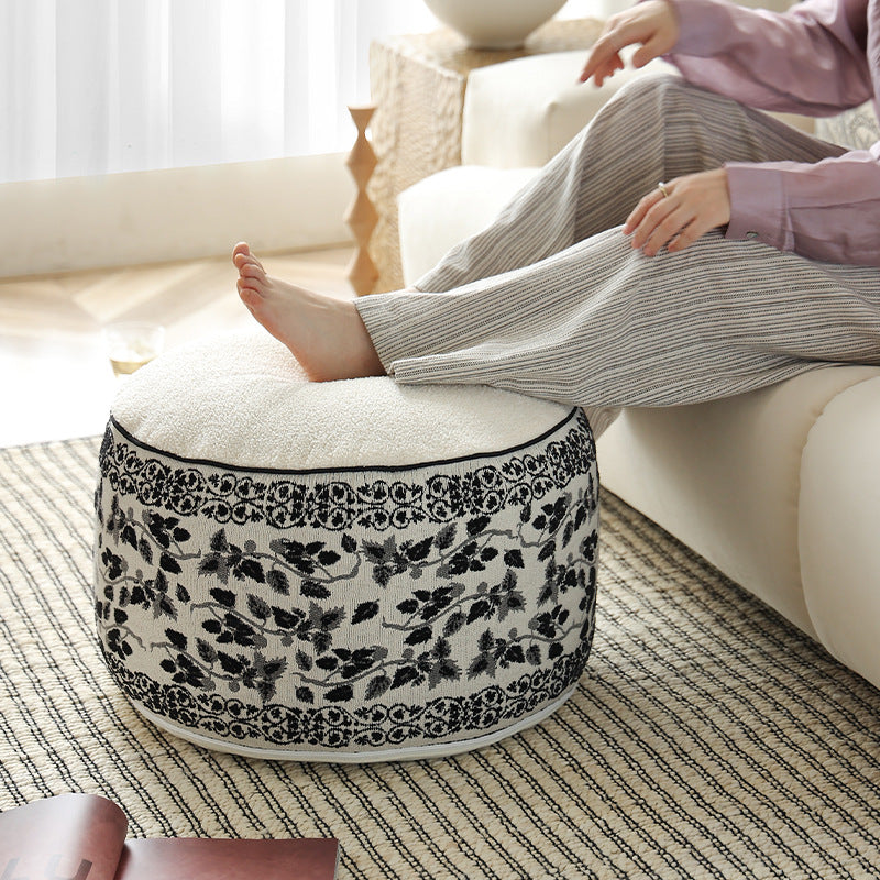 Sitzpouf mit gestepptem Teddy‑Bezug und floraler Jacquard‑Bordüre
