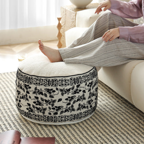 Sitzpouf mit gestepptem Teddy‑Bezug und floraler Jacquard‑Bordüre