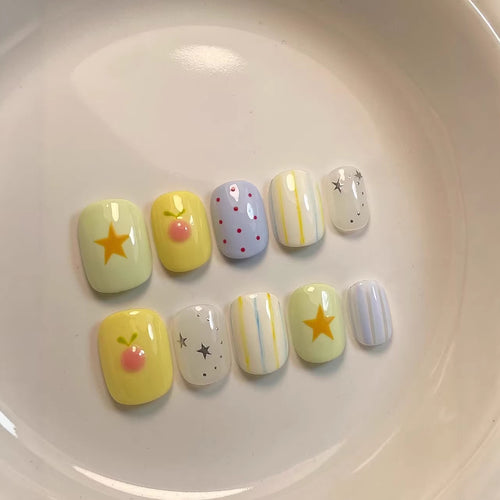 Künstlerisches Nagelset mit verspielten Designs