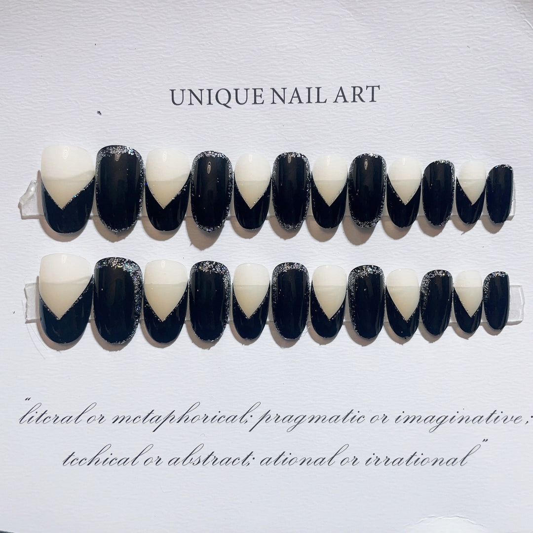 Künstlerisches Press-On-Nageldesign mit geometrischen Mustern