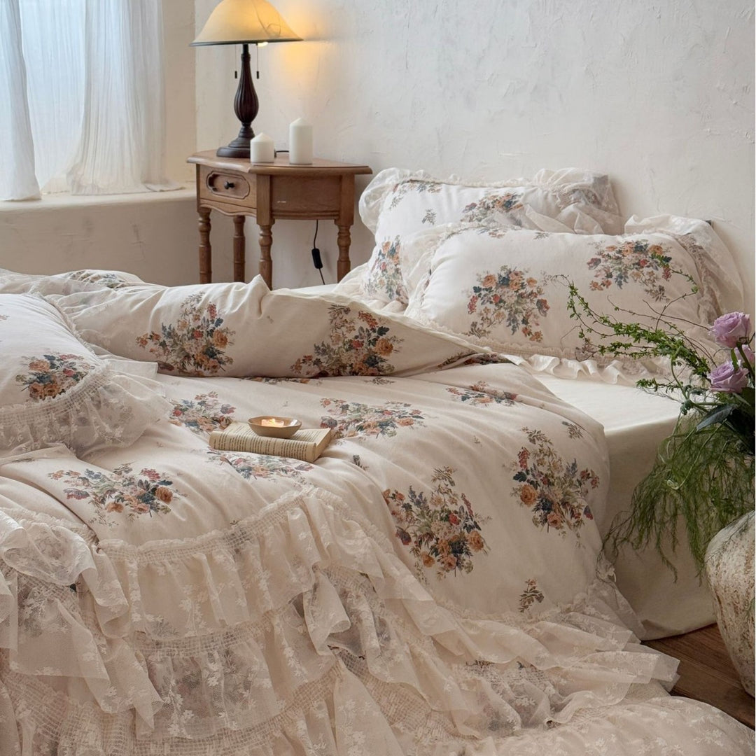 Vintage-Romantik Bettwäschegarnitur mit mehrlagigem Rüschenrand und floralem Stickmotiv