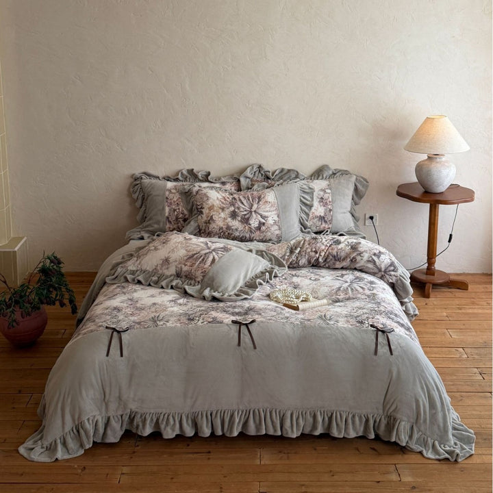 Romantisches Bettwäsche-Set mit Volant, floraler Jacquard-Einlage und Zierbändern