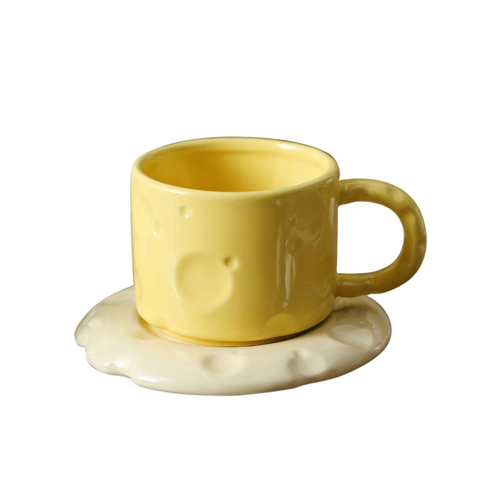 Skulpturales Keramikbecher-Set mit fließender Glasur und strukturierter Untertasse