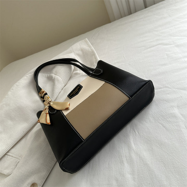 Strukturierte Tote-Handtasche mit dekorativem Schal