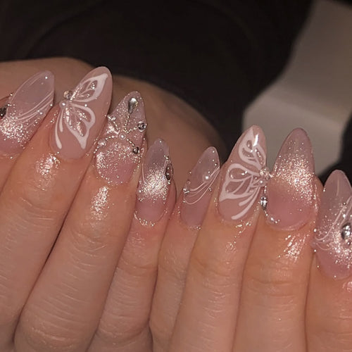Kunstvolle Nagelverlängerungen mit zarten Blumen- und Glitzerakzenten Karnz