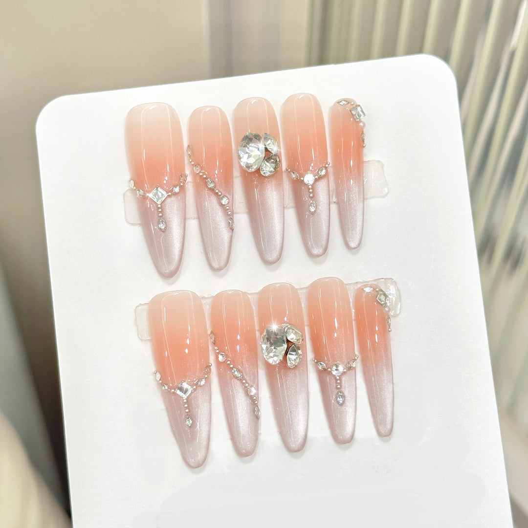 Dekorative Press-On Nägel mit Strass-Akzenten