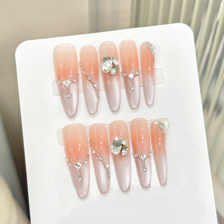 Dekorative Press-On Nägel mit Strass-Akzenten