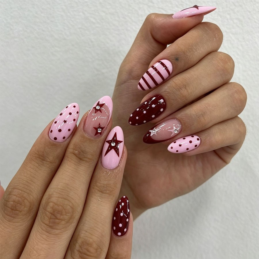 Kunstnagelset mit asymmetrischen Designs und Glitzerakzenten Karnz