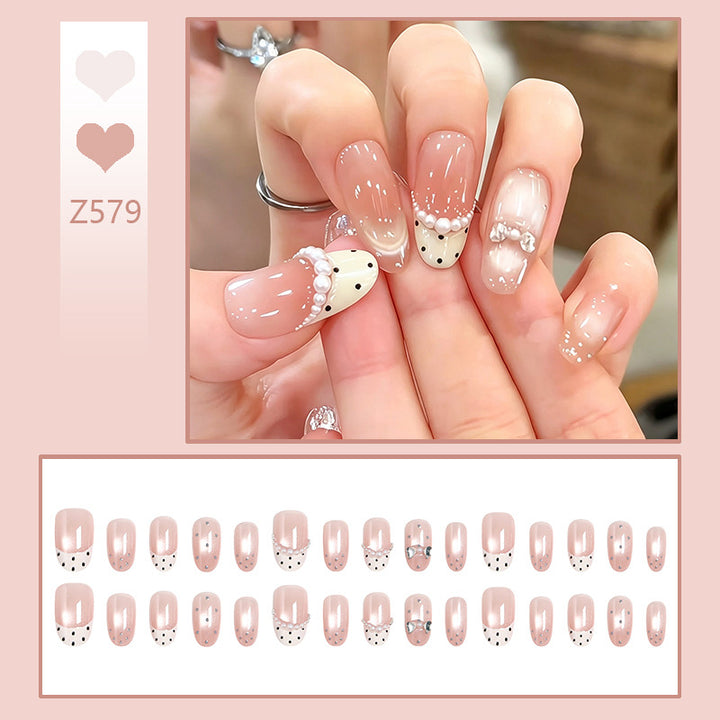 Kunstnagelset mit elegantem französischen Design und zarten Perlenverzierungen Karnz