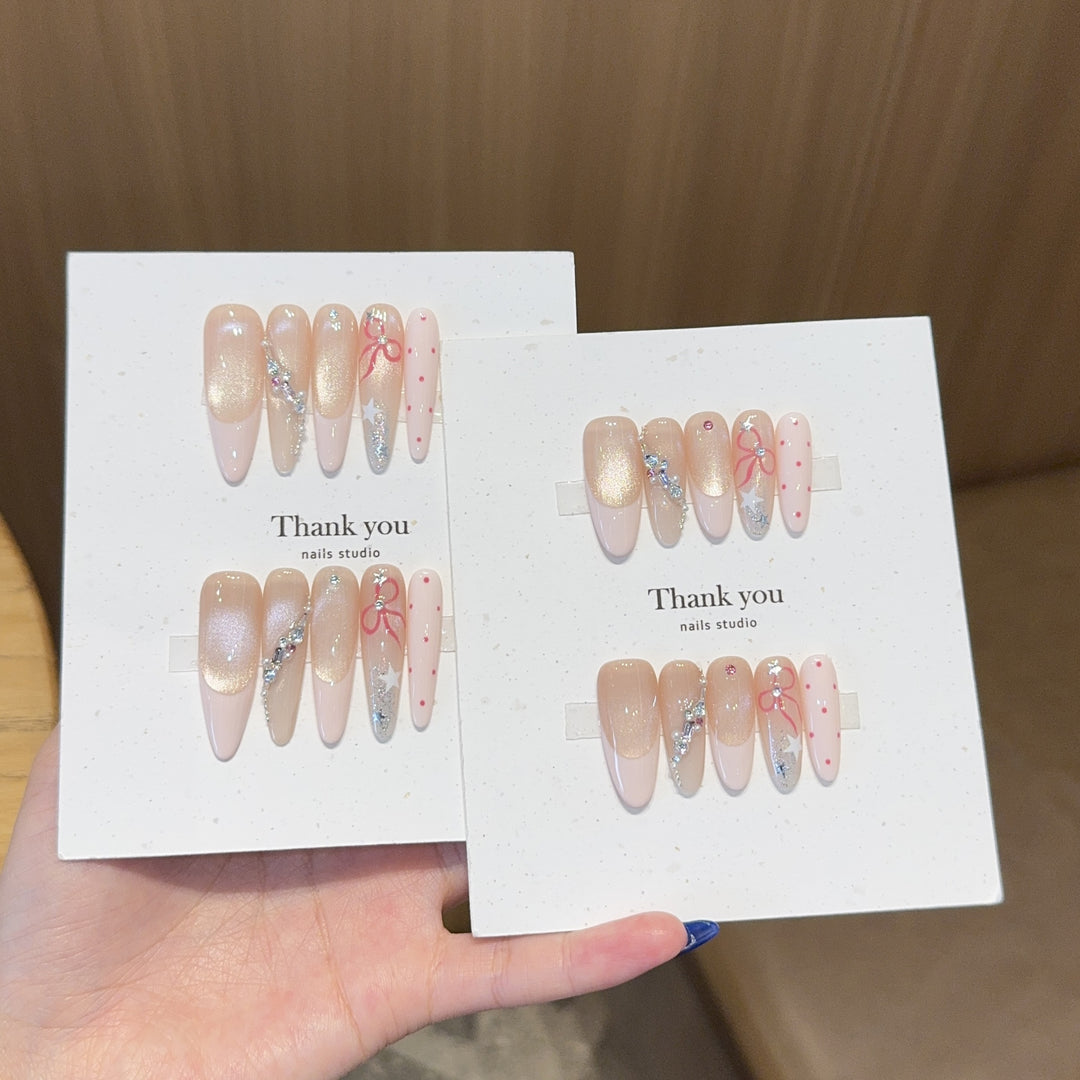 Kreative Kunstnagelspitzen mit Glitzerakzenten Karnz