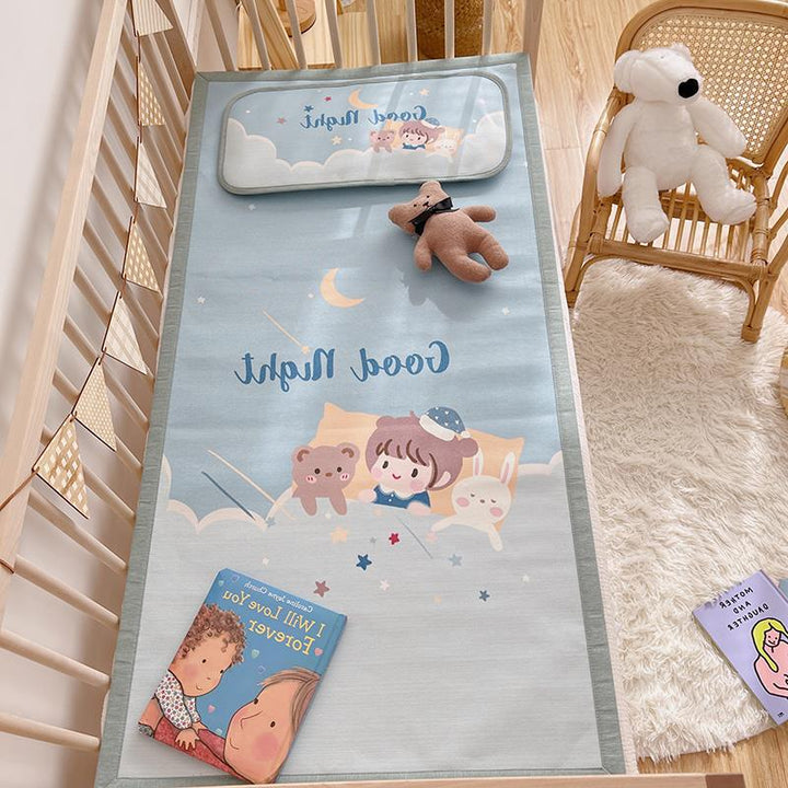 Gepolsterte Baby-Krippenauflage mit Gute‑Nacht-Print, rutschfester Unterseite und abwischbarem Bezug
