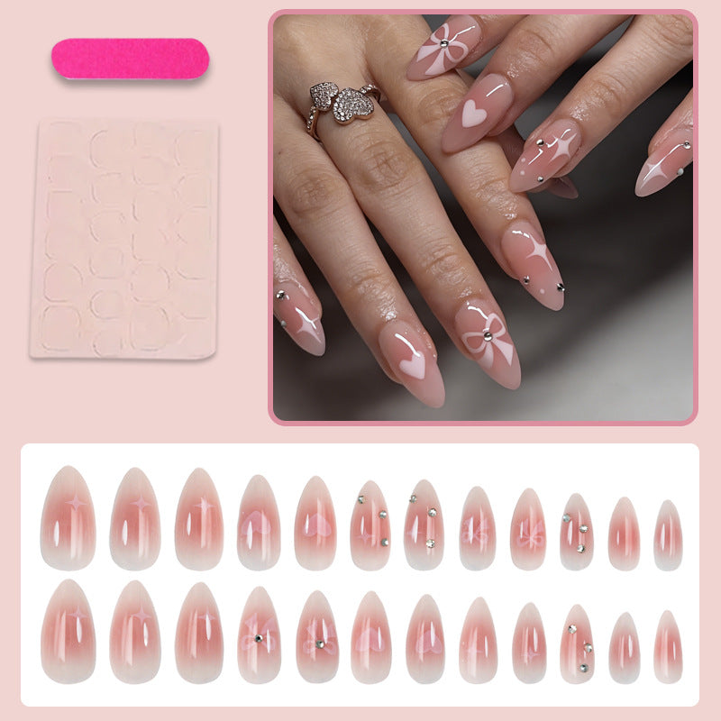 Kunstnagelset mit romantischen Herzen- und Schleifenmotiven Karnz