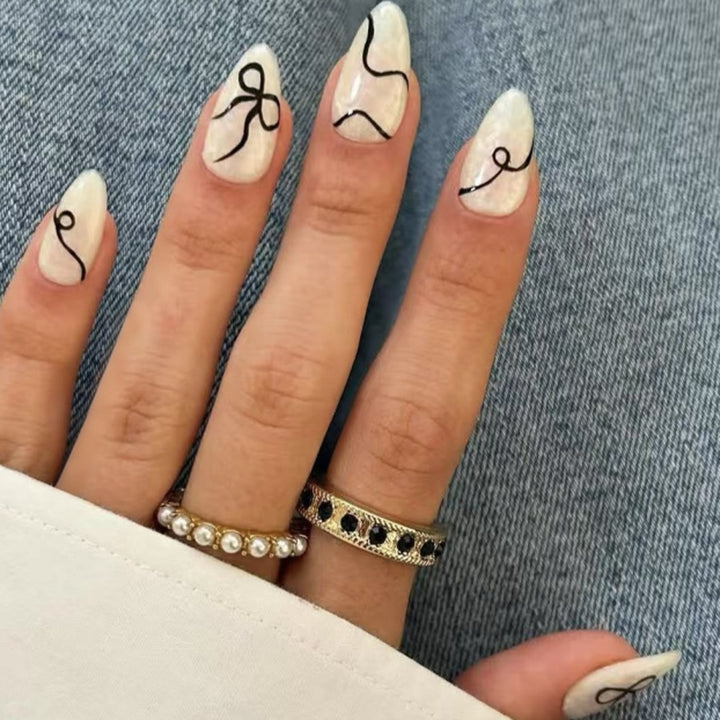 Kunstvolle Stiletto-Nägel mit elegantem Design und kreativen Details Karnz