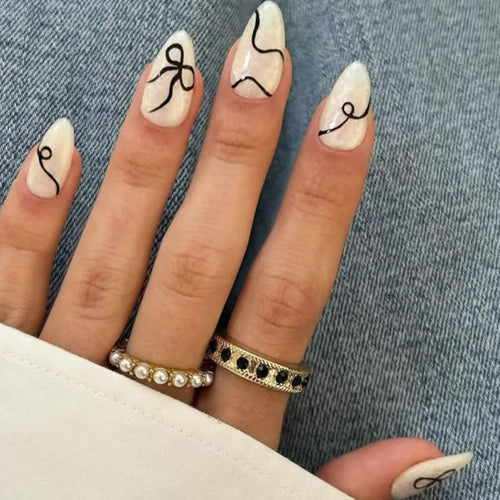 Kunstvolle Stiletto-Nägel mit elegantem Design und kreativen Details Karnz