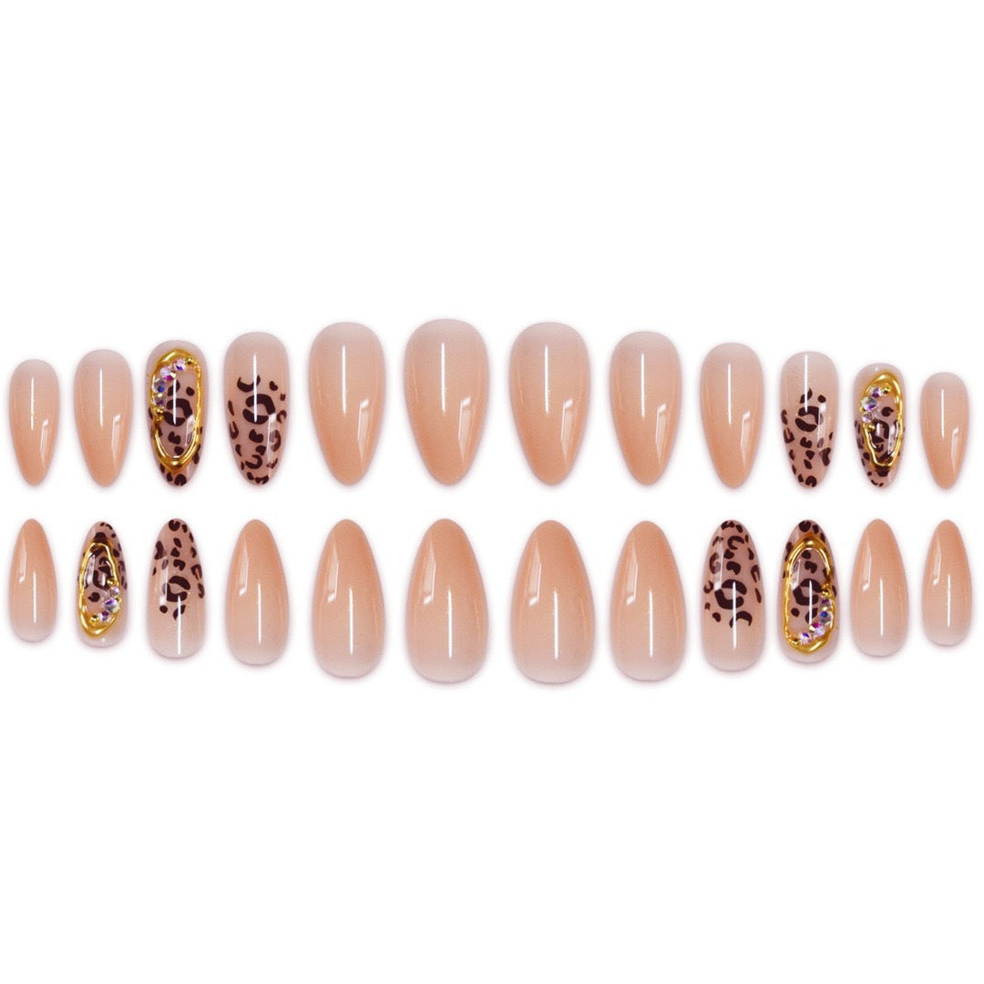 Stiletto-Nagelkunst-Erweiterungen mit Tierdruckdesign Karnz