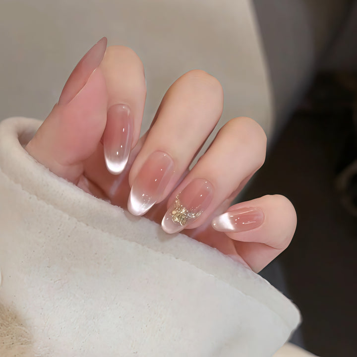Kunstnägel mit Elegantem Spitzen-Design und Goldakzenten Karnz