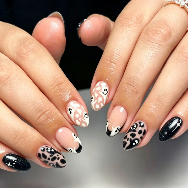 Künstlerisches Press-On-Nagelset mit einzigartigen Mustern